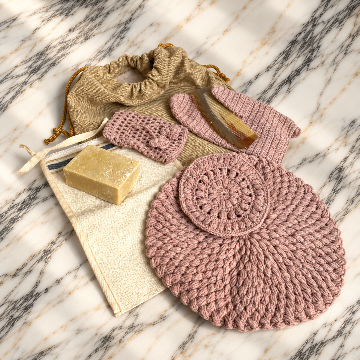 Ritual Hamam V Ceremony el yapımı hamam hediye setinin detayları: pudra pembe pamuk diskler, örgü sabunluk, ahşap tarak, doğal sabun ve wet bag.