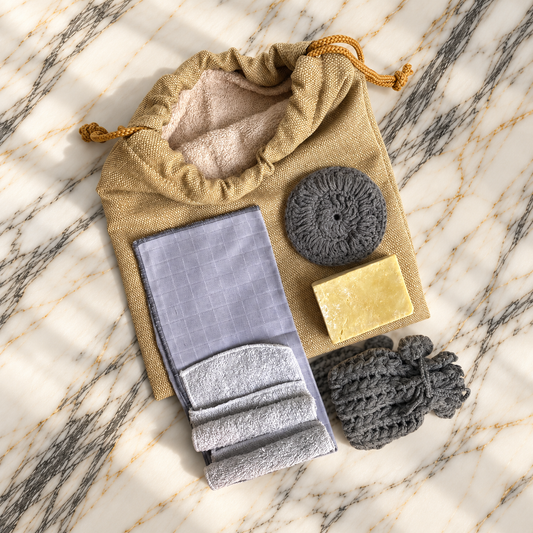 Cooperative Studio Ritual Hamam II koyu gri: el örgüsü pamuk disk ve sabunluk, pamuk havlular, muslin bez, doğal sabun ve taşıma çantasıyla özel hediye seti.
