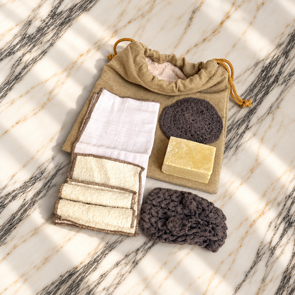Ritual Hamam II vizon: el örgüsü pamuk disk ve sabunluk, ekru havlular, muslin bez, doğal sabun ve taşıma çantasıyla el yapımı hamam hediye seti.
