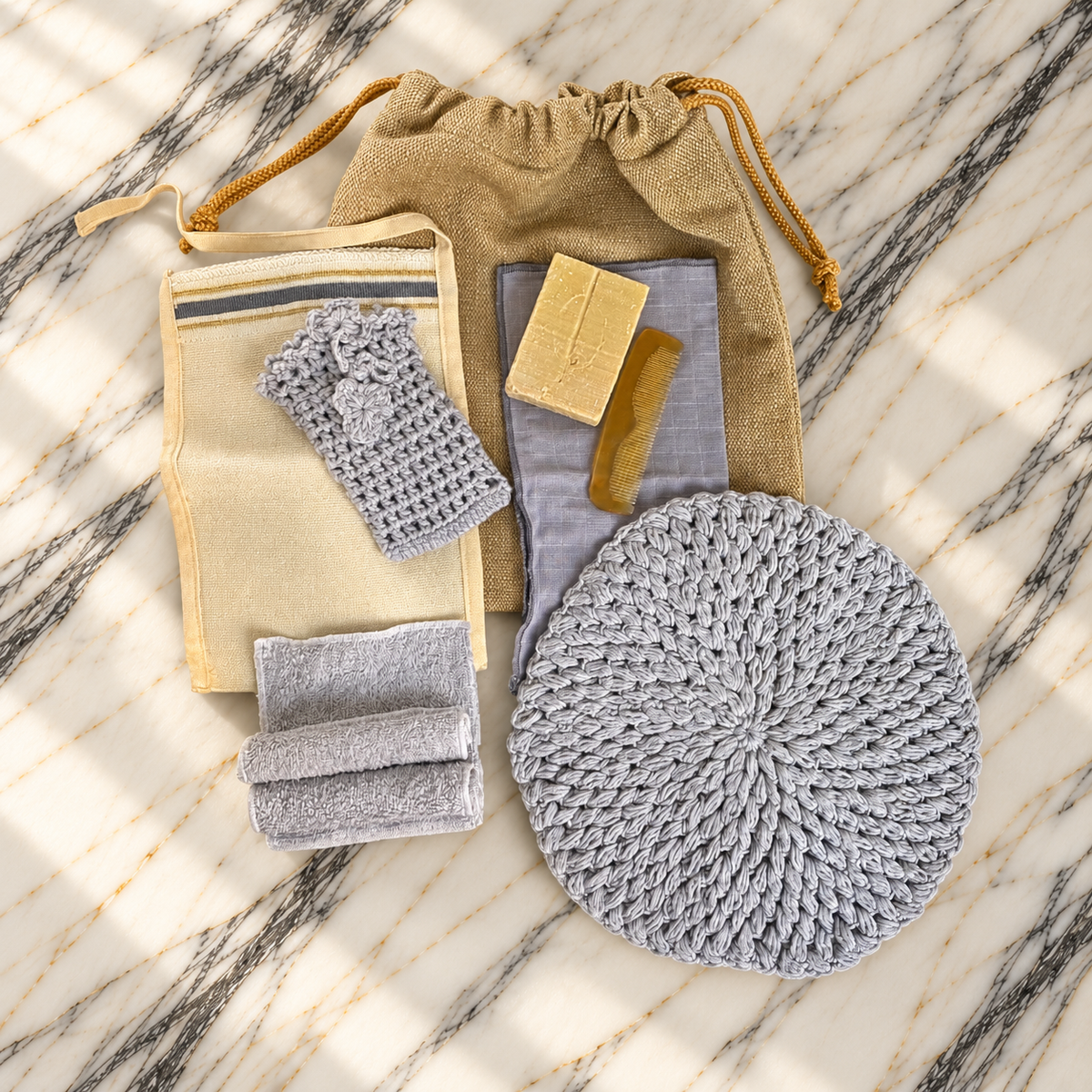 Cooperative Studio Ritual Hamam III: açık gri el örgüsü pamuk disk ve kese, havlular, muslin bez, tarak, doğal sabun ve wet bag ile özel hediye seti.