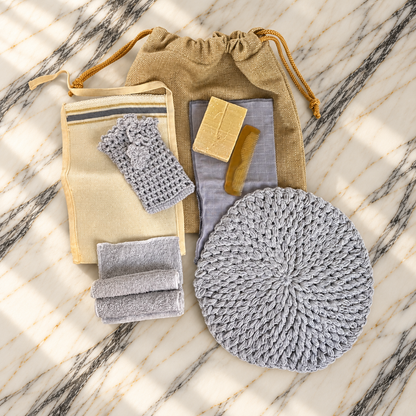 Cooperative Studio Ritual Hamam III: açık gri el örgüsü pamuk disk ve kese, havlular, muslin bez, tarak, doğal sabun ve wet bag ile özel hediye seti.