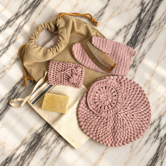 Cooperative Studio Ritual Hamam V: pudra pembe el örgüsü pamuk diskler ve banyo ürünleri, ahşap tarak, doğal sabun ve wet bag ile özel spa hediye seti.